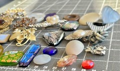 30PC VTG FLOWER PIN craft LOT,Mixed Media FLORAL ART,repurpose,HOLIDAY CRAFTS