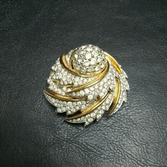 Vintage Jewlery Signed JOMAZ Clear Rhinestones Pin Brooch. 8216