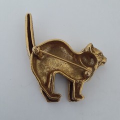 Vintage Signed MMA Metropolitan Museum Art Gold Tone Suprised Cat Brooch Pin