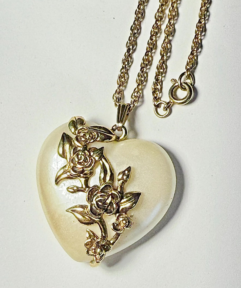 Romantic Vintage Heart Pearl Pendant Long Goldtone Rope Chain Necklace 28 Inch