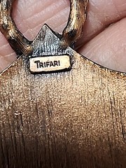 Vintage TRIFARI Lion Crest/Medallion Copper Tone Pendant Necklace 32 In