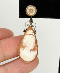 Vintage 14KT Gold Teardrop Shaped Handcarved Portrait Cameo Dangle Earrings