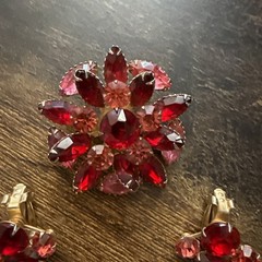 Vintage gold tone pink red rhinestone unsigned brooch pin & Clip On Earrings