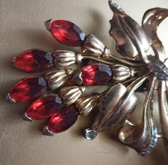 Vintage Gold Tone Fur Clip with Red Stones Bow w/Flowers Design Unsigned