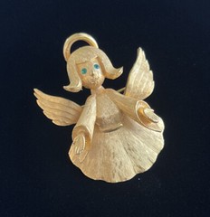 Christmas Angel Brooch JJ Jonette Vintage Gold Tone With Green Rhinestone Eye’s