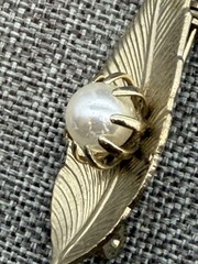 Leaf Feather Brooch 2.25 In Shell Pearl Accent Gold Elegant Vintage Retro Glam