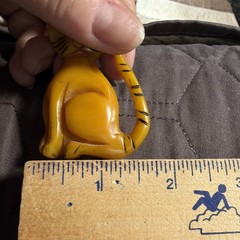 Vintage 13.3g Butterscotch Yellow Bakelite Sitting Cat Painted Pin Brooch