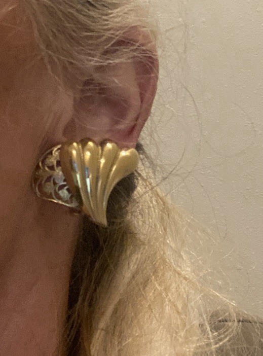 Vintage Gold Tone Art Deco Design Clip On Earrings Scroll/Fluted Beauty
