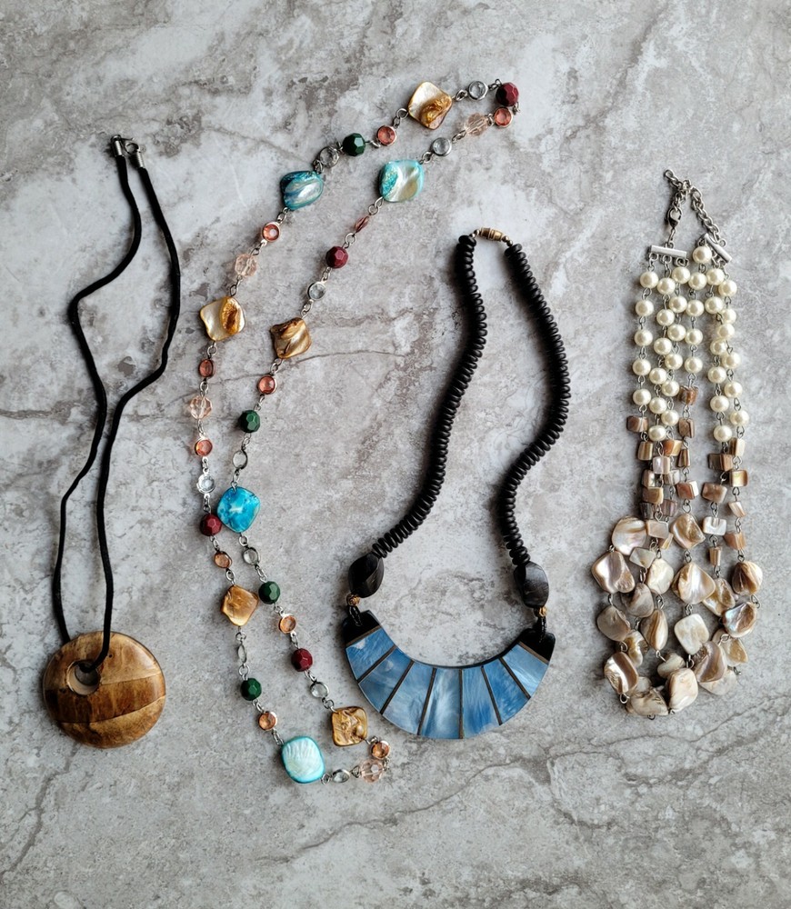NICE JEWELRY LOT VTG -MOD BEADED NECKLACES GLASS SHELL INLAY LUCITE WOOD PENDANT
