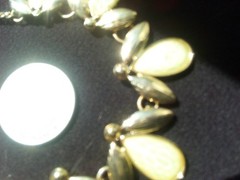 Bib Style Neckl: 7 Ylw Teardrop Multi-Facet Flat Stones, 14 GT Leaves, 17-1/2″L