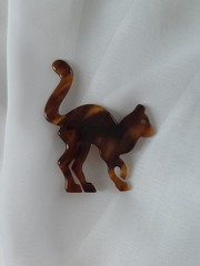 Vintage Kitty Cat Lucite Tortoise Shell Plastic Pin
