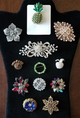 Lot of 12 ~ Vintage to Modern Rhinestone Gold & Silver Tone Pin Brooches