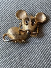 Vintage Whimsical Gold Tone Pendant Pin – Metal Mouse with Moveable Eye Glasses