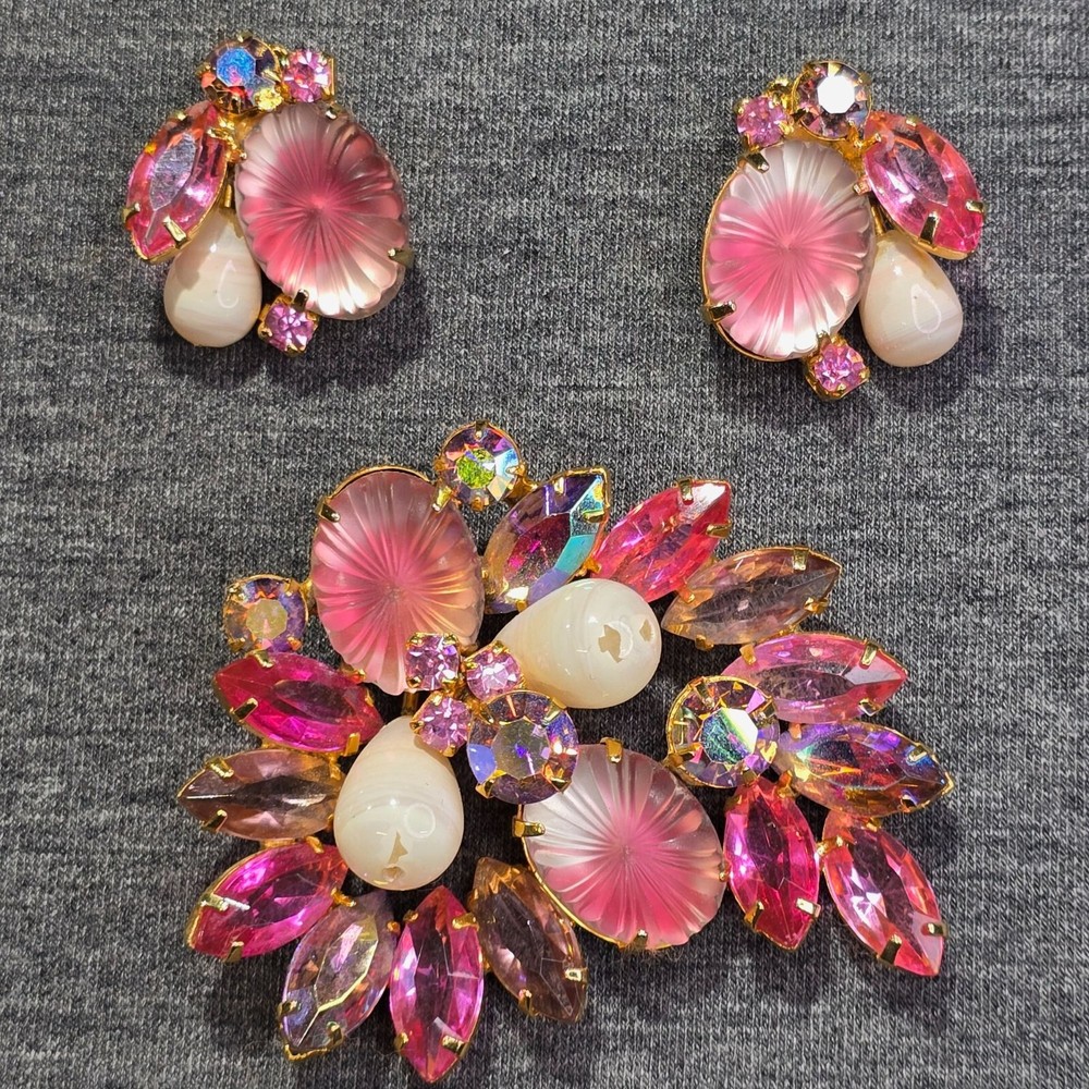VTG Pink Molded Glass Pillow Rhinestone Brooch & Clip-On Earrings Set Juliana?