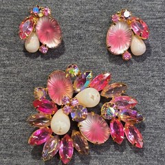 VTG Pink Molded Glass Pillow Rhinestone Brooch & Clip-On Earrings Set Juliana?