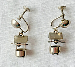 VINTAGE SILVER TONE METAL DANGLE WISHING WELL SCREW ON BACK EARRINGS