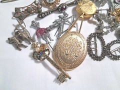 ANTIQUE/VINTAGE Mixed JEWELRY LOT OF 20 PINS/Brooches/Earrings
