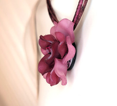 Artisan Vtg Y2K Burgundy Frosted Flower Statement Necklace & Earrings Set