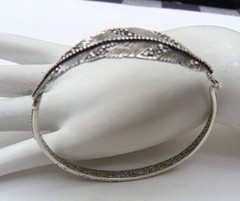 SARDA STERLING SILVER GRANULATED FEATHER SPRING HINGE DELICATE BANGLE BRACELET