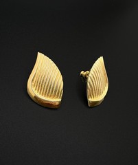 Vintage Trifari Gold Tone Leaf Earrings Ribbed Textured 1980s Signed Pair