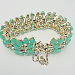 Vintage Thermoset Bracelet Green Goldtoned With Safety Chain Size 6