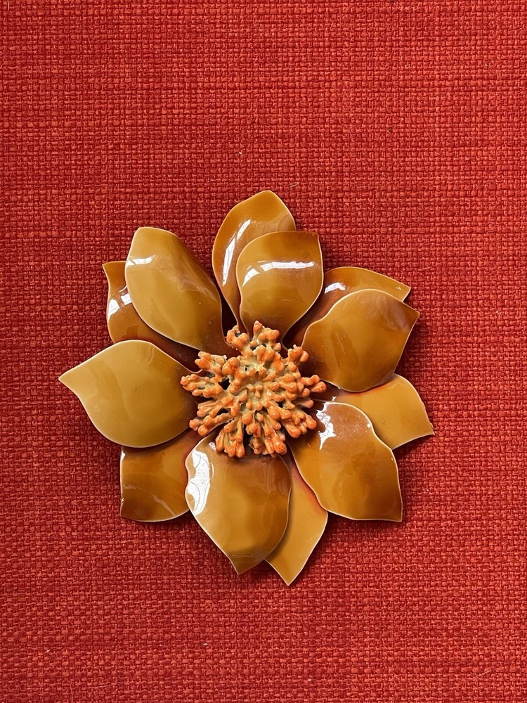 Vintage 1960s BoHo hippie retro enamel flower power brooch.