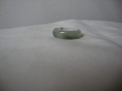 VINTAGE 1970s HONG KONG HANDMADE MOTTLE LIGHT GREEN JADE 2MM X 6MM BAND SZ 11.25