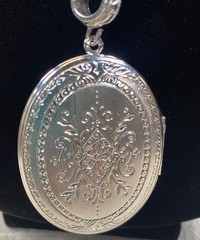 Vintage Whiting & Davis Locket Necklace Pendant 50s Floral Repousse Detail 28in
