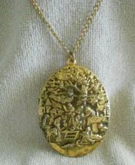 Vintage Revlon Heirloom Empty Perfume Locket Pendant Necklace Gold Tone