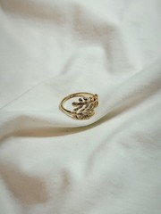 Vintage Leaf Ring – Size 9 – Gold-Tone Metal Alloy – Nature-Inspired Design