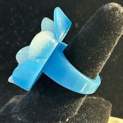 Vintage Flower Power Ring Molded Acrylic Lucite Size 9 Dimensional Mod Retro