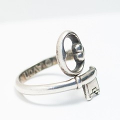 Vintage AVON 1976 Sterling Silver Skeleton Key Wrap Bypass Ring Size 7.5-8.5