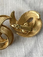 Vintage Signed Crown Trifari Brushed Goldtone Leaf Clip Earrings!
