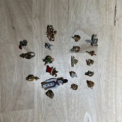 Vintage lot of Assorted Pins. 19 Pieces. Lot 296