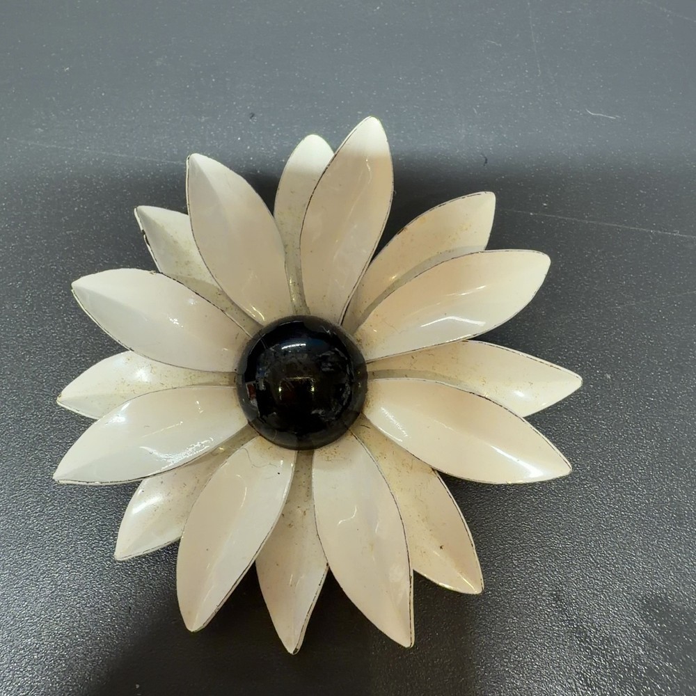 EMMONS VINTAGE White Enamel Daisy Flower Brooch Mid-Century Floral Pin