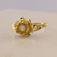Vintage 14k Diamond Flower Ring. Size 7. Diamond 5 Points. Diamond Cut Detail.