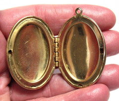 12K GOLD FILLED LARGE OVAL LOCKET ETCHED FLORAL 1 X 1 1/2″ 9.6 GRAMS J-516
