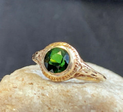 Vtg 14K Yellow Gold Ring 2.9g Fine Jewelry Size 6.25 Band Emerald Color Stone