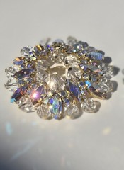 Vintage Aurora Borealis Rhinestone Crystal Wreath Circle Brooch Pin Gold Tone