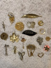 Lot of 19 Varied Size & Styled Pin Brooches Jewelry Some Vintage Some Modern