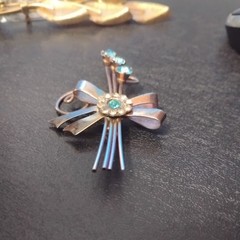 1935-1950 VTG RETRO STYLE CLEAR & AQUA RHINESTONE BOW PIN/BROOCH SILVER TONE