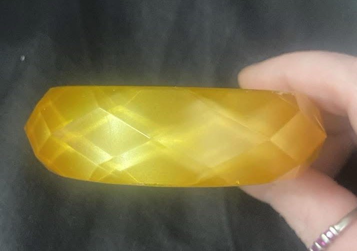 Vtg 1930s Art Deco “Apple Juice” Honey Faceted Diamond Cut Bakelite Bangle