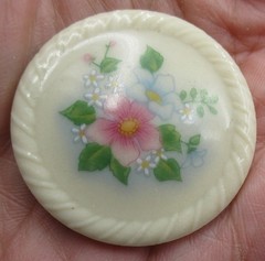 VTG 1980s AVON porcelain ? pink blue green leaf yellow white daisy Brooch pin