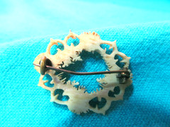 1 1/4″ ANTIQUE CARVED BOVINE BONE THORN WREATH BROOCH PIN