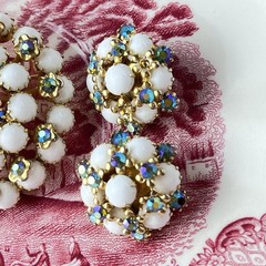 Vtg 1950s Weiss 2” Milk Glass Rhinestone Brooch Pin & Clip On Earrings-Gold Tone