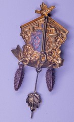 Vintage Cuckoo Clock Brooch Pin Gold Tone 45mm Wiesbaden Souvenir Dangle Enamel