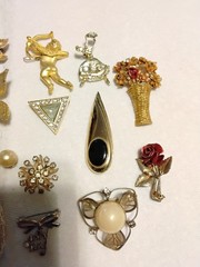 VARIETY OF VINTAGE BROOCHES LOT 21PC wear, repair, parts