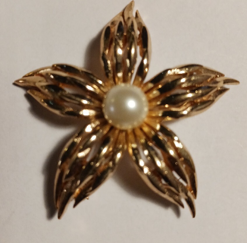 Vintage CROWN TRIFARI Goldtone and Faux Pearl FLOWER Brooch 1955 – 1969