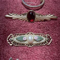 4 Pieces Vintage Costume Jewelry Unmarked 3 Brooches 1 Pair Clip On Earrings