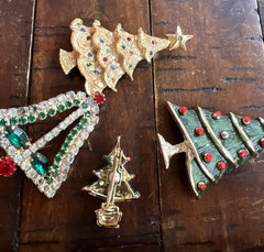 Lot of 4 Vintage Christmas Brooches Pins Trees Bell Rhinestones